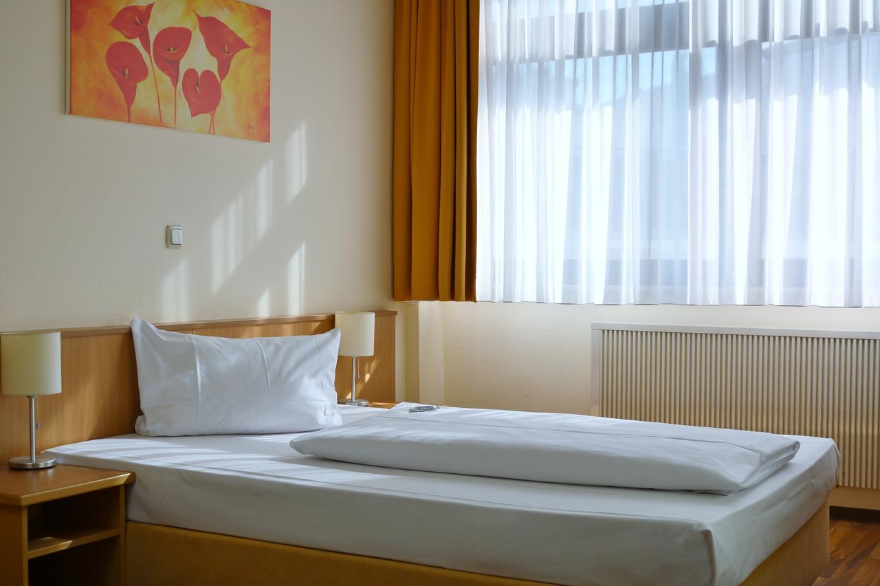 הוכנהיים אם מיין Hotel Zur Rebe מראה חיצוני תמונה