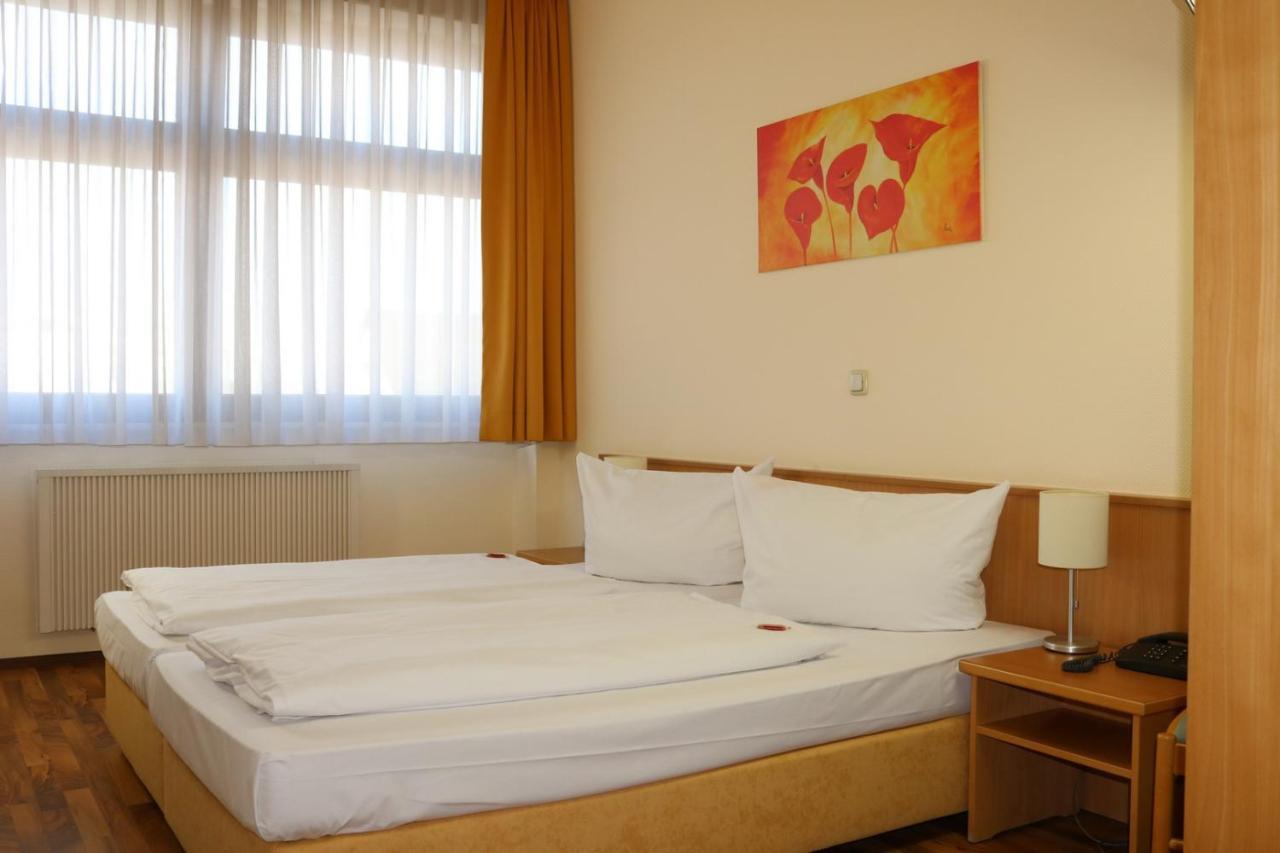 הוכנהיים אם מיין Hotel Zur Rebe מראה חיצוני תמונה