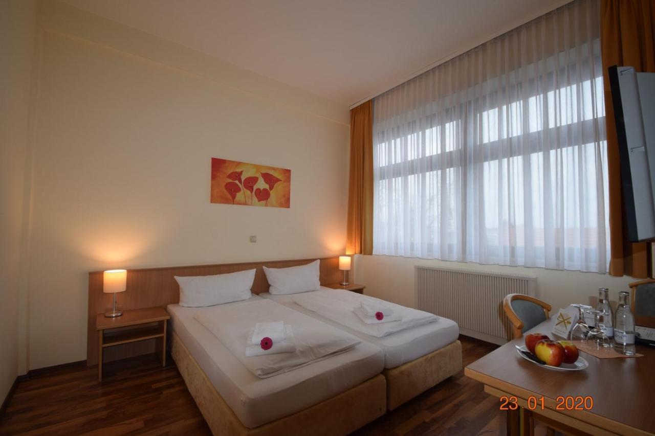 הוכנהיים אם מיין Hotel Zur Rebe מראה חיצוני תמונה